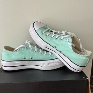 Converse women’s platform sneakers Size 8